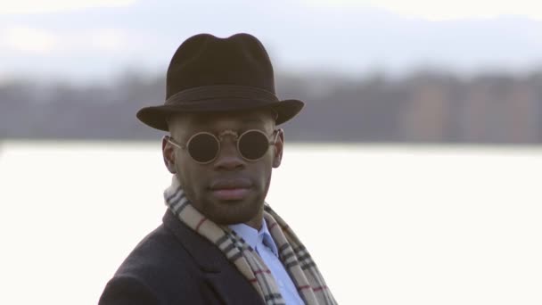 Zwarte man dragen van stijlvolle kleding — Stockvideo