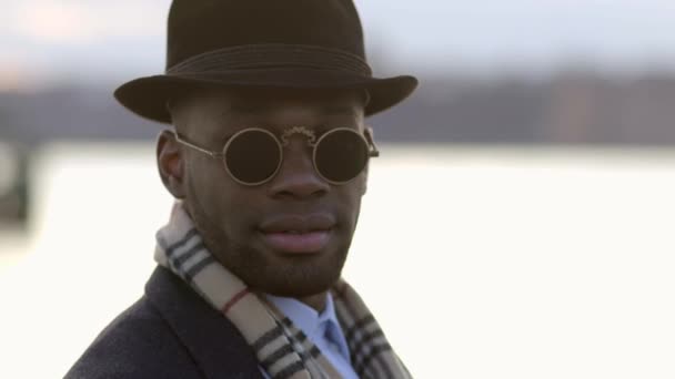 Hombre negro con ropa elegante — Vídeos de Stock