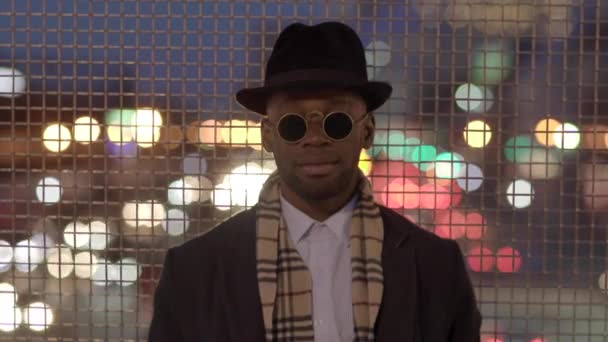 黑人男子穿时髦的衣服 — 图库视频影像