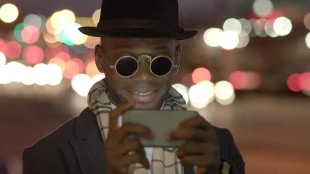 Черный мужчина с помощью мобильного телефона — стоковое видео