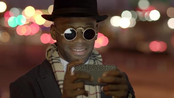 Black man using mobile phone — Stock Video