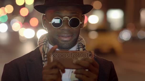 Black man using mobile phone — Stock Video