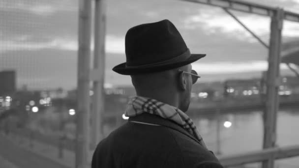 Черный мужчина в стильной одежде — стоковое видео