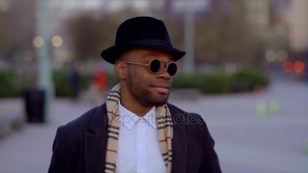 Afryki człowiek w okularach kapelusz i słońce — Wideo stockowe