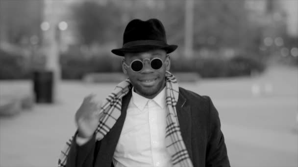 Uomo africano con cappello e occhiali da sole — Video Stock