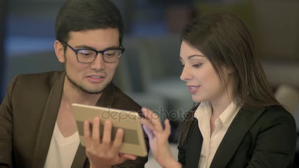 Business professionale guardando computer tablet — Video Stock