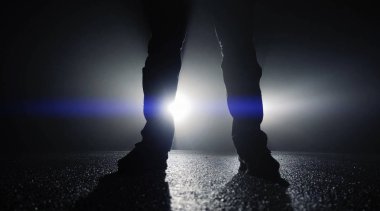 Araba ışıklar karşı yürüyüş kişi