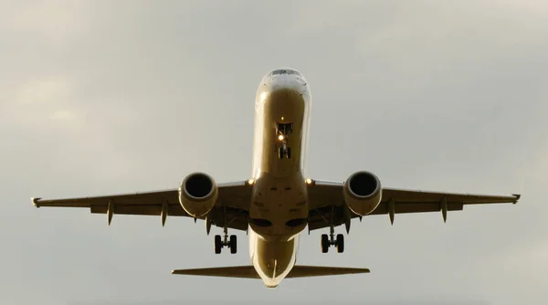 Vista del volo dell'aeromobile dal basso — Foto Stock