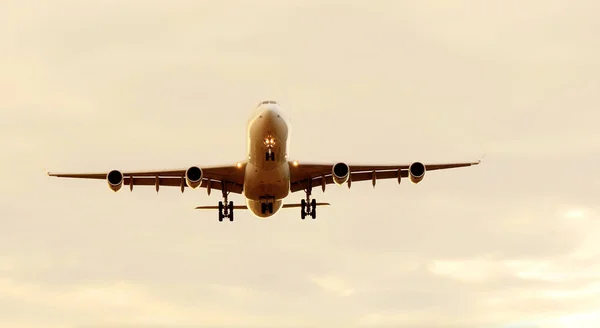 Vista del volo dell'aeromobile dal basso — Foto Stock