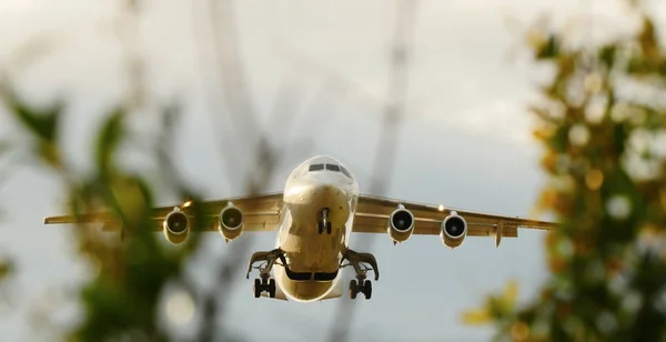 Aşağıdan görünümü uçak uçuş