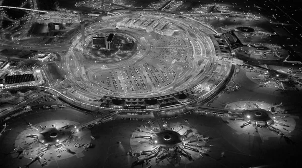 Geceleri hava limanının havadan görünümü