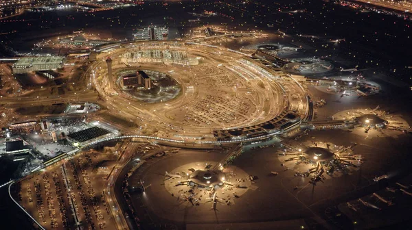 Geceleri hava limanının havadan görünümü