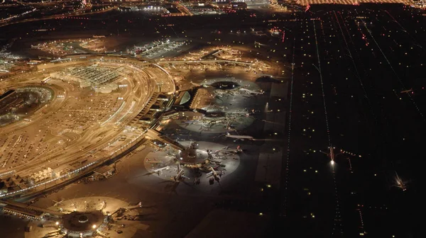 Geceleri hava limanının havadan görünümü