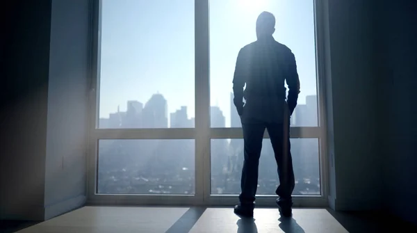 işadamı cityscape panoramik pencereli yakınındaki