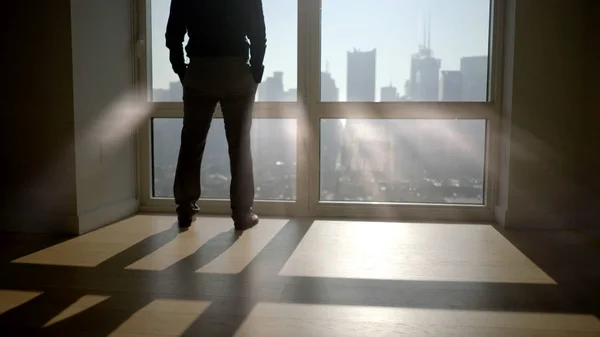 işadamı cityscape panoramik pencereli yakınındaki
