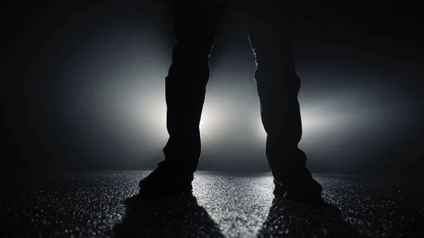 kişi araba ışıklar karşı