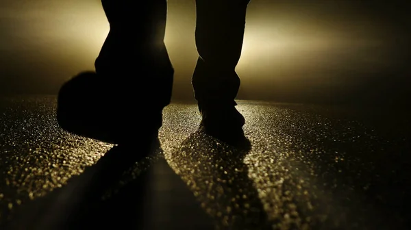 Araba ışıklar karşı yürüyüş kişi