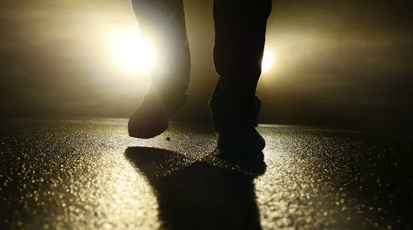 Araba ışıklar karşı yürüyüş kişi