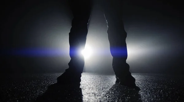 Araba ışıklar karşı yürüyüş kişi