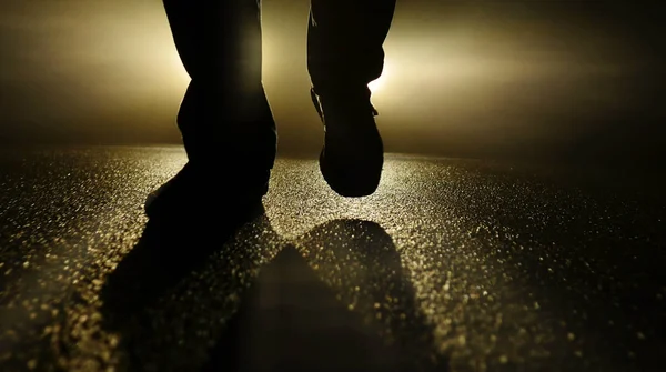 Araba ışıklar karşı yürüyüş kişi