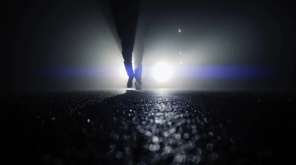 Araba ışıklar karşı yürüyüş kişi