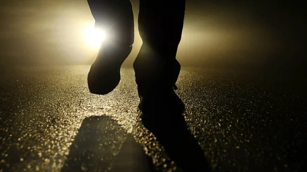Persoon lopen tegen auto verlichting — Stockfoto