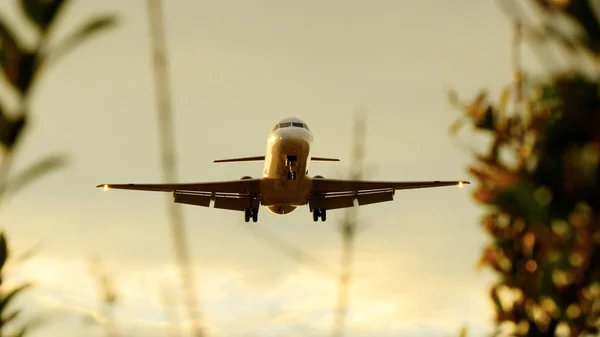 Blick von unten auf das Flugzeug Stockfoto