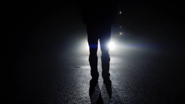 Araba ışıklar karşı yürüyüş kişi