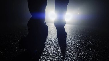 Araba ışıklar karşı yürüyüş kişi