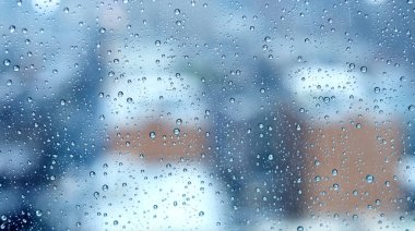 bulanık şehir penceresindeki yağmur damlaları