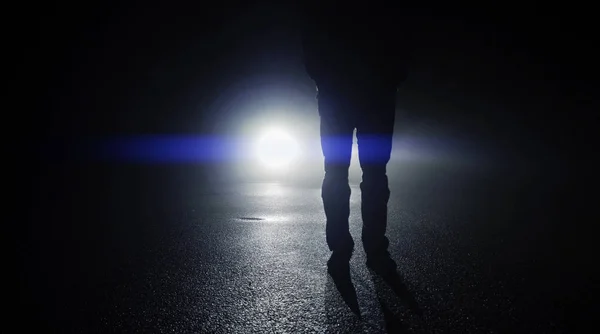 Araba ışıklar karşı yürüyüş kişi