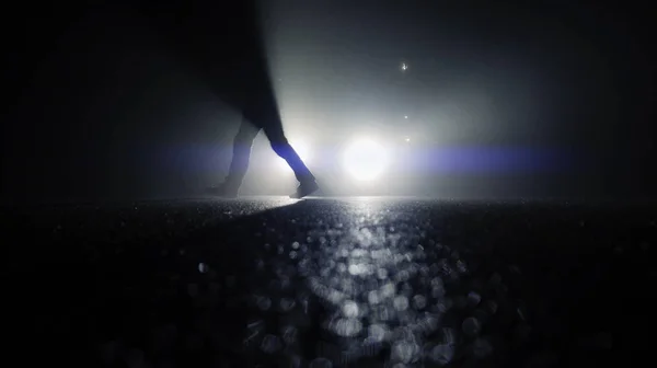 Araba ışıklar karşı yürüyüş kişi