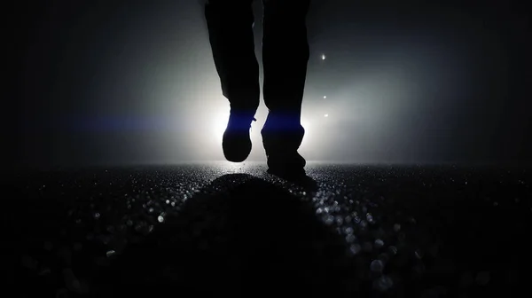 Araba ışıklar karşı yürüyüş kişi