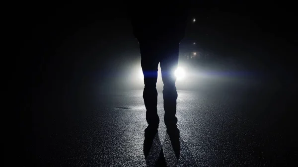 Araba ışıklar karşı yürüyüş kişi