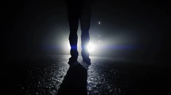 Araba ışıklar karşı yürüyüş kişi