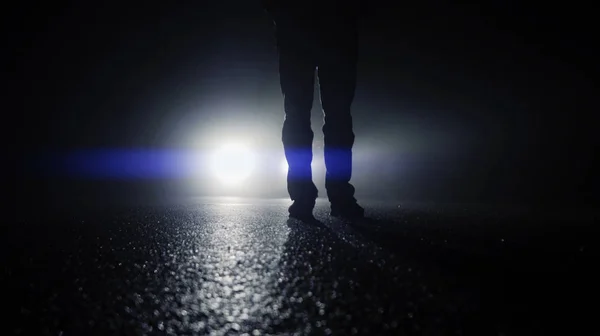 Araba ışıklar karşı yürüyüş kişi