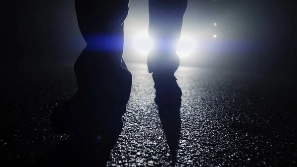 Araba ışıklar karşı yürüyüş kişi