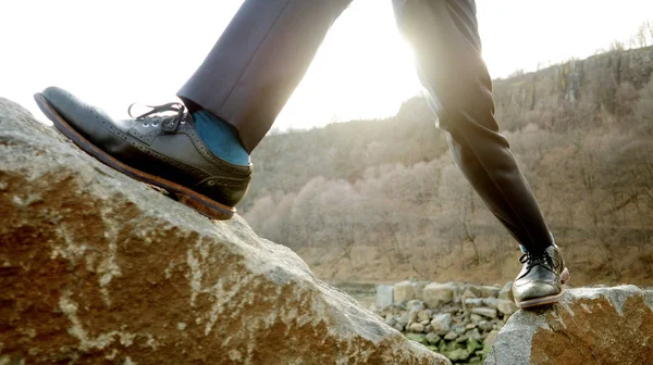 Hombre de negocios caminando sobre rocas —  Fotos de Stock