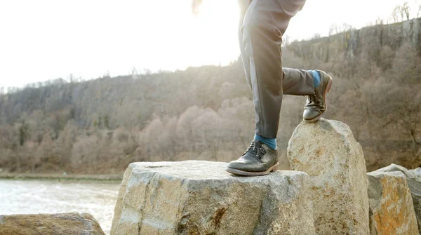 kayalar üzerinde yürüme işadamı