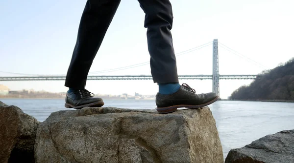 岩の上を歩くビジネスマン — ストック写真