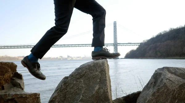 Empresário andando sobre pedregulhos — Fotografia de Stock