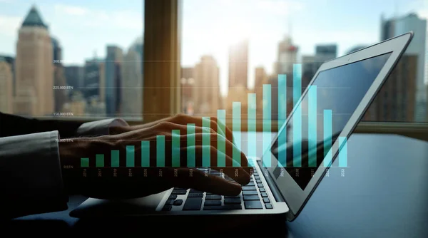 İşadamı dizüstü bilgisayarla çalışıyor