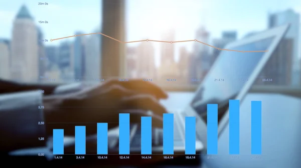 İşadamı dizüstü bilgisayarla çalışıyor