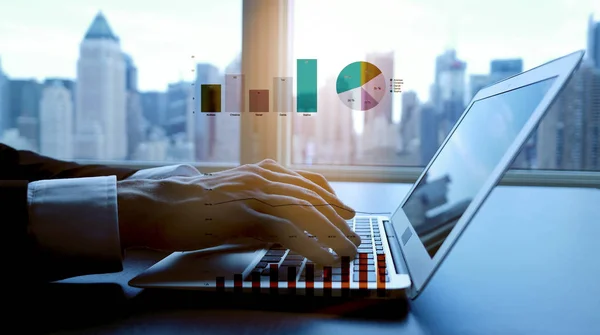 İşadamı dizüstü bilgisayarla çalışıyor