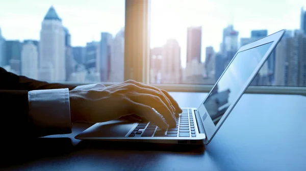 İşadamı dizüstü bilgisayarla çalışıyor