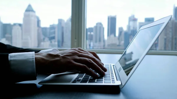 İşadamı dizüstü bilgisayarla çalışıyor