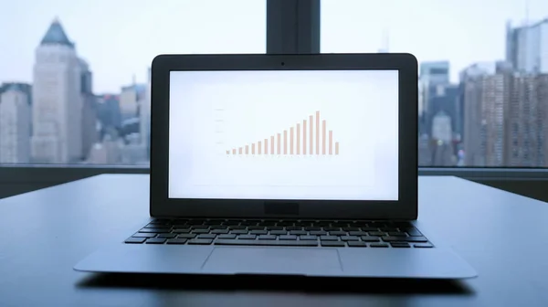 Laptop-val üzleti diagram képernyőn — Stock Fotó