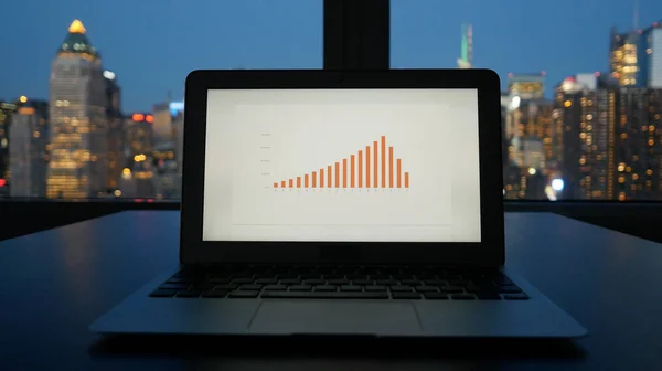 laptop ile iş grafik ekran üzerinde