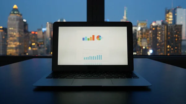Laptop con business chart sullo schermo — Foto Stock