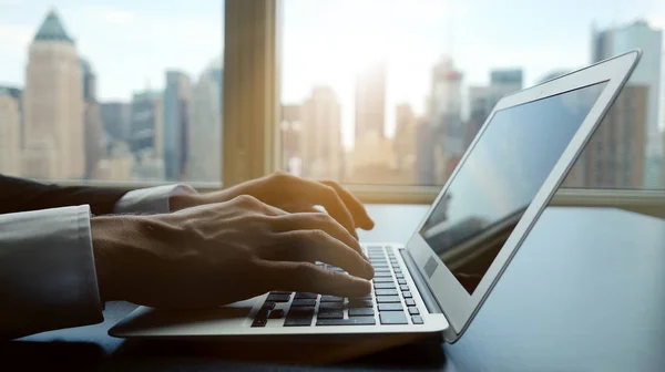 İşadamı dizüstü bilgisayarla çalışıyor